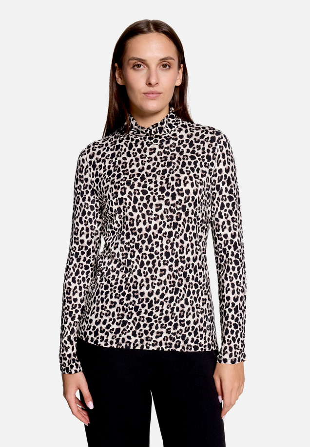 Rollkragenshirt  mit Leoprint  / Modellfoto Vorderseite