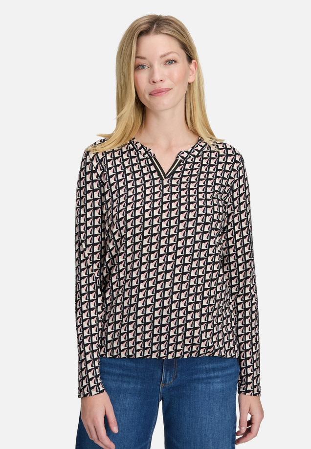 Blusenshirt mit Print / Modellfoto Vorderseite