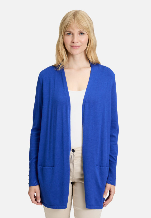 Feinstrickjacke mit Taschen / Modellfoto Vorderseite