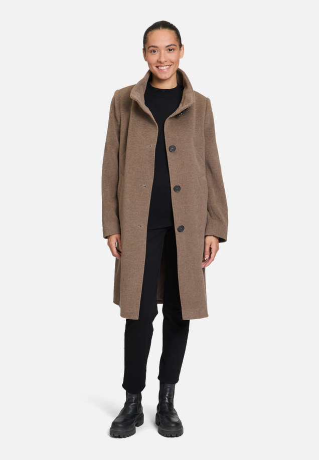 Wollmantel mit Kragen / Modellfoto Vorderseite (Outfit)