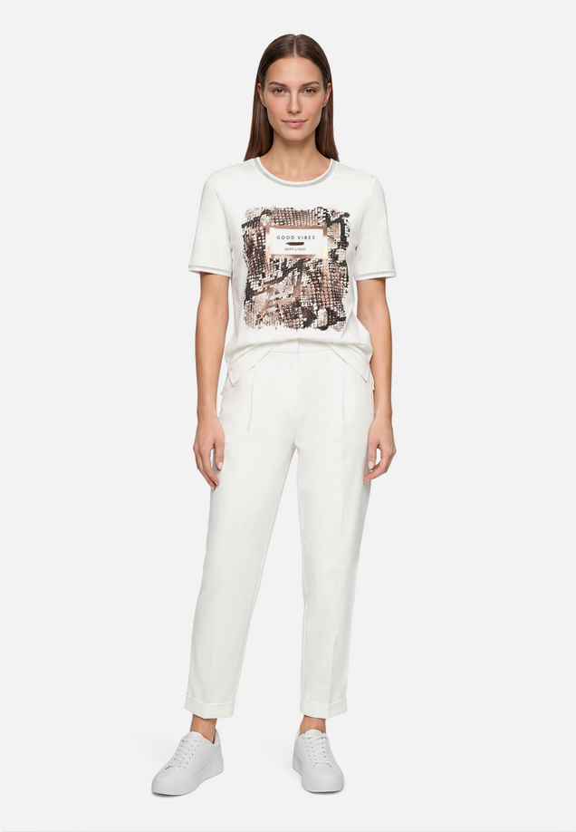 Basic Shirt mit Aufdruck / Modellfoto Vorderseite (Outfit)