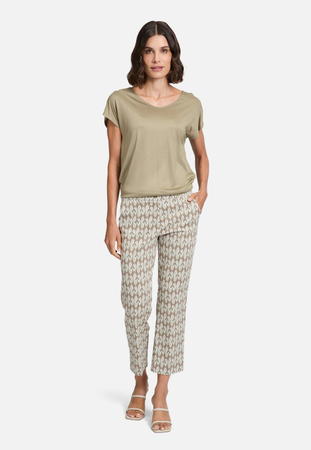 Basic Shirt mit V-Ausschnitt / Modellfoto Vorderseite (Outfit)