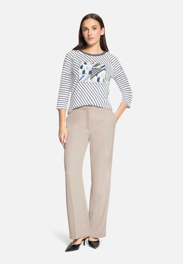 Stoffhose unifarben / Modellfoto Vorderseite (Outfit)