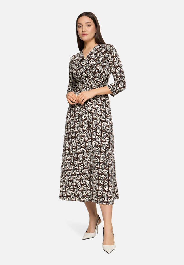 Midikleid mit Raffung / Modellfoto Vorderseite (Outfit)