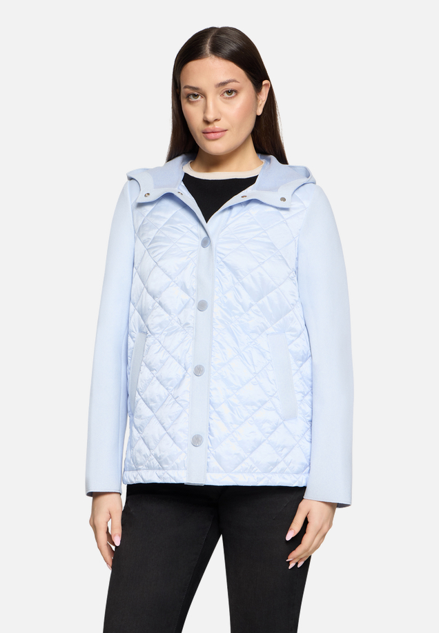 Outdoorjacke mit Kapuze / Modellfoto Vorderseite