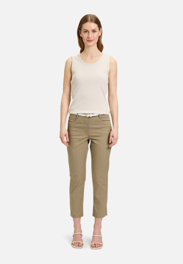 Sommerhose mit Gürtel / Modellfoto Vorderseite (Outfit)