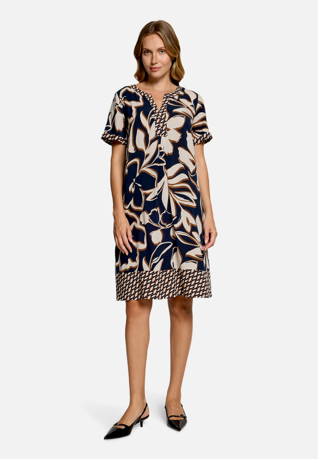 Tunika-Kleid  mit floralem Muster  / Modellfoto Vorderseite