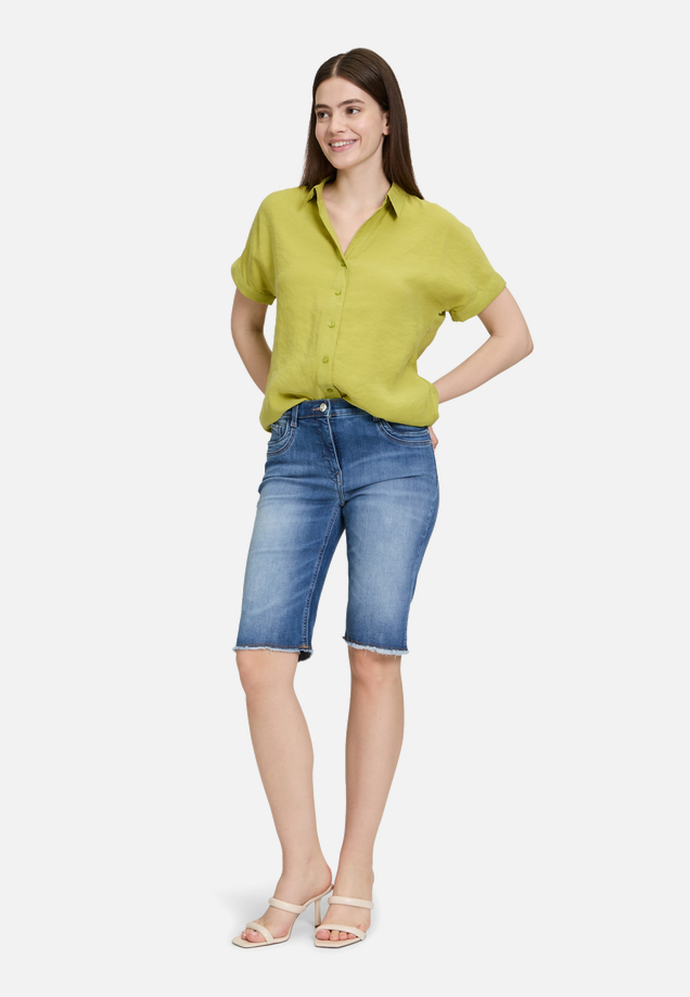 Schlupfbluse mit Kragen / Modellfoto Vorderseite (Outfit)