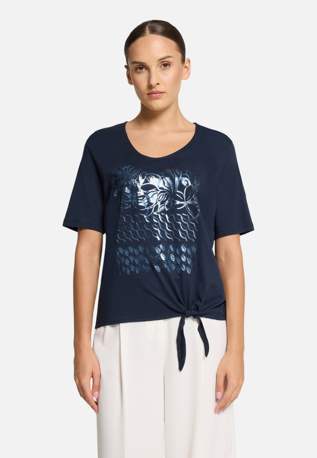 Basic Shirt mit Schleifenknoten / Modellfoto Vorderseite
