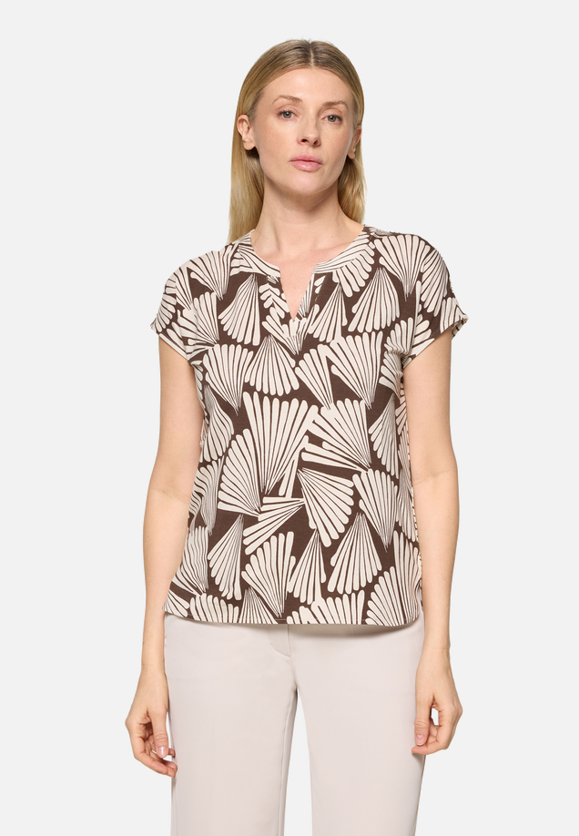 Basic Shirt mit V-Ausschnitt / Modellfoto Vorderseite