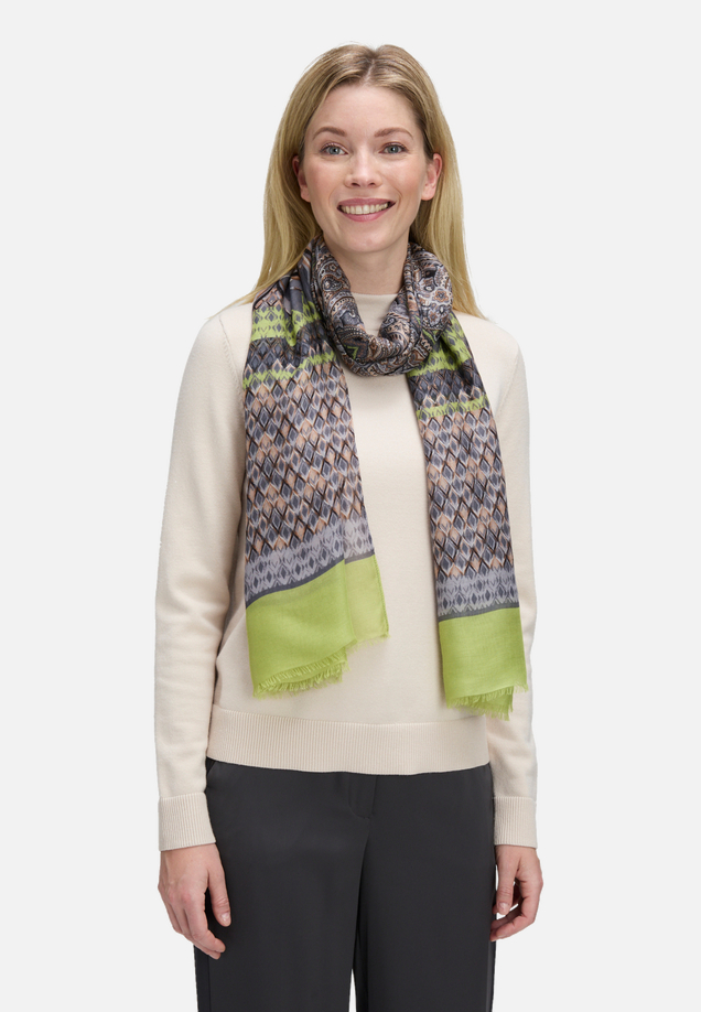Basic-Schal mit Aufdruck / Modellfoto Vorderseite