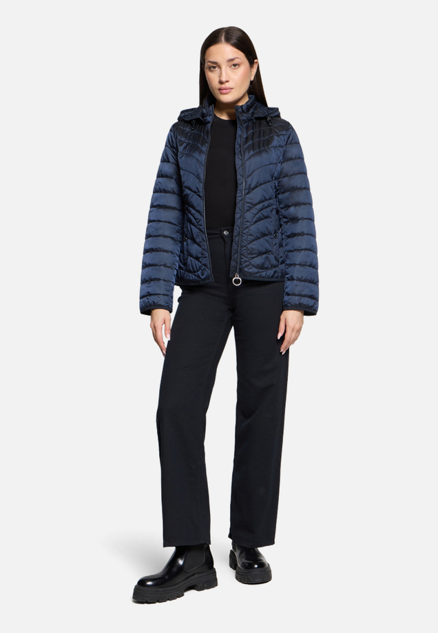 Outdoorjacke mit abnehmbarer Kapuze / Modellfoto Vorderseite (Outfit)