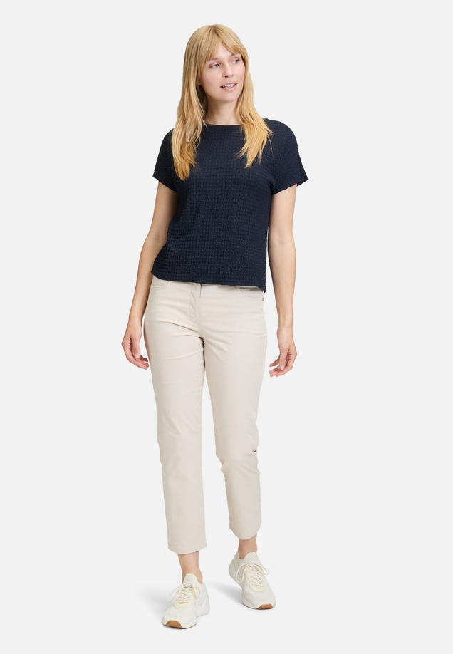 Strukturshirt mit U-Boot-Ausschnitt / Modellfoto Vorderseite (Outfit)