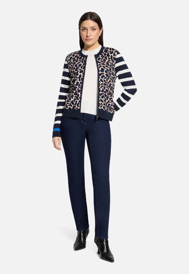 Strick-Cardigan mit Aufdruck / Modellfoto Vorderseite (Outfit)