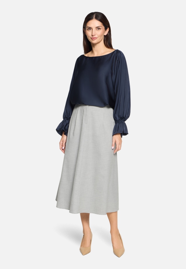 Satin-Bluse mit U-Boot-Ausschnitt / Modellfoto Vorderseite (Outfit)