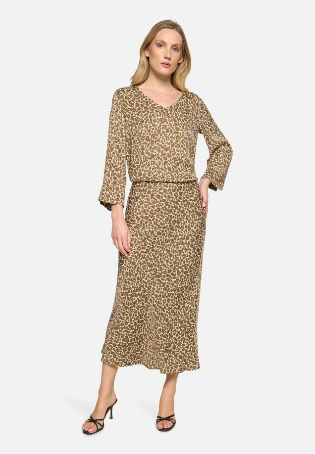 Satinrock mit Leoprint / Modellfoto Vorderseite (Outfit)