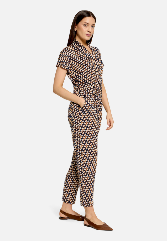Jumpsuit  kurzarm mit Wickeloptik / Modellfoto Vorderseite (Outfit)