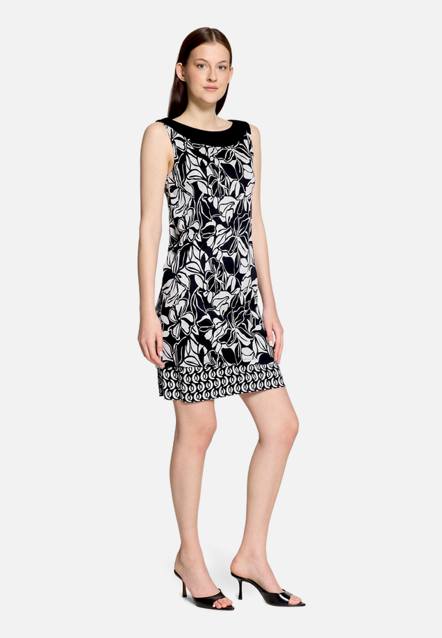 Wendekleid Mini mit U-Boot-Ausschnitt / Modellfoto Vorderseite (Outfit)