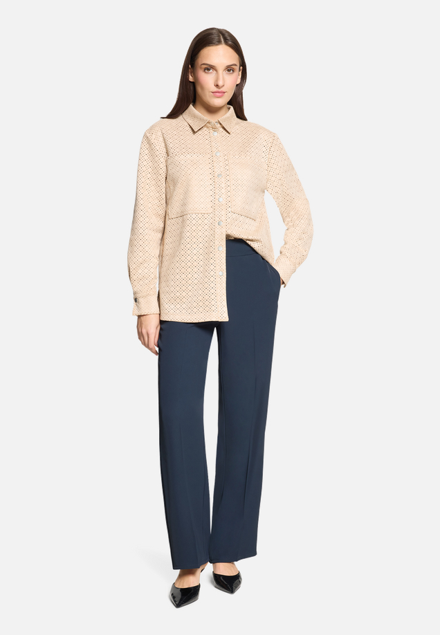 Hemdbluse mit Knopfleiste / Modellfoto Vorderseite (Outfit)