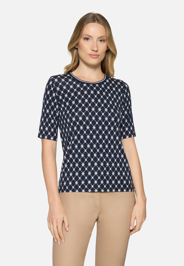 Basic Shirt mit Rippbündchen / Modellfoto Vorderseite