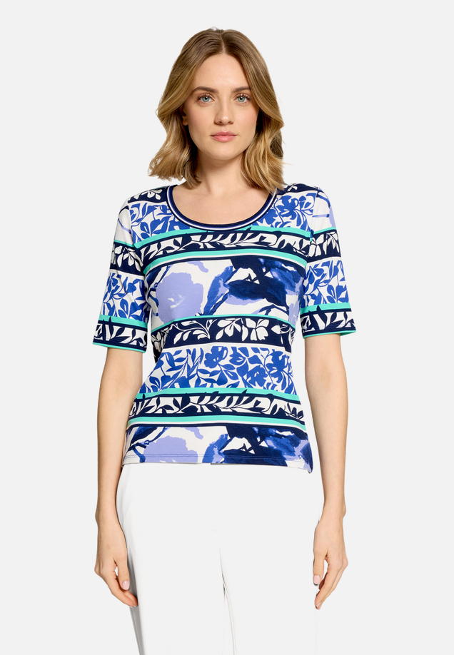 Basic Shirt mit Rippenstruktur / Modellfoto Vorderseite