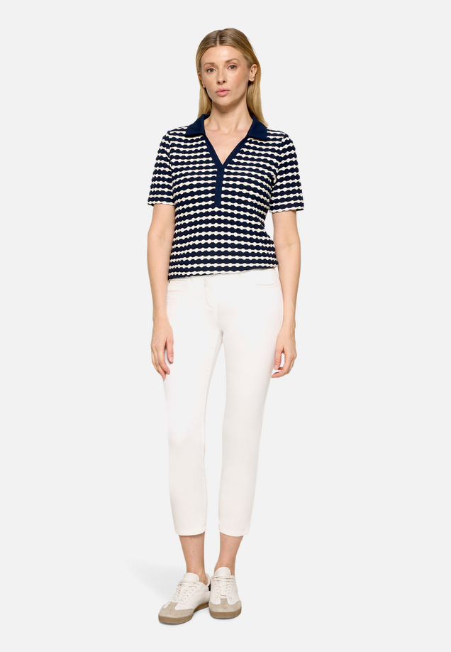 Poloshirt mit Struktur / Modellfoto Vorderseite (Outfit)