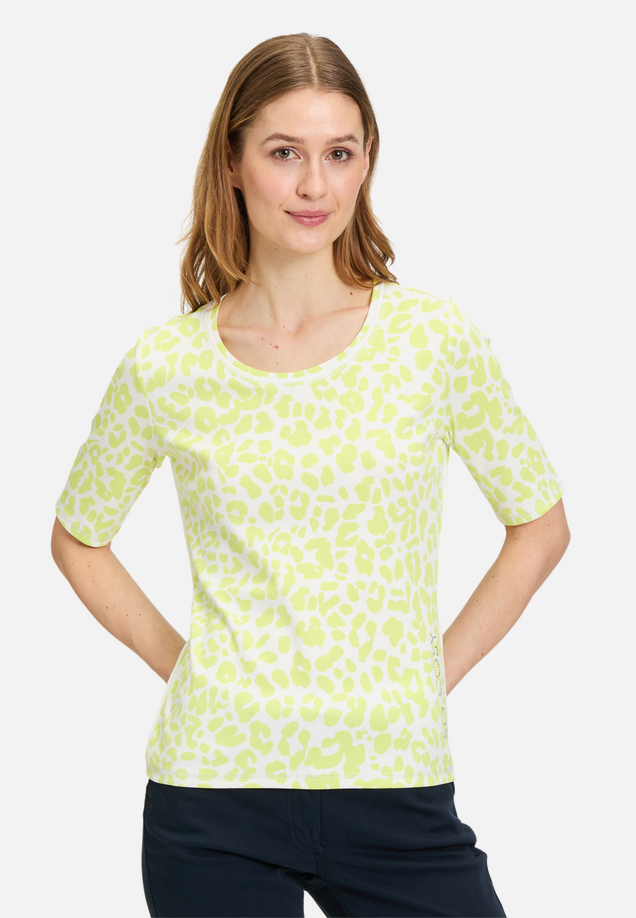 Basic Shirt mit Rippenstruktur / Modellfoto Vorderseite
