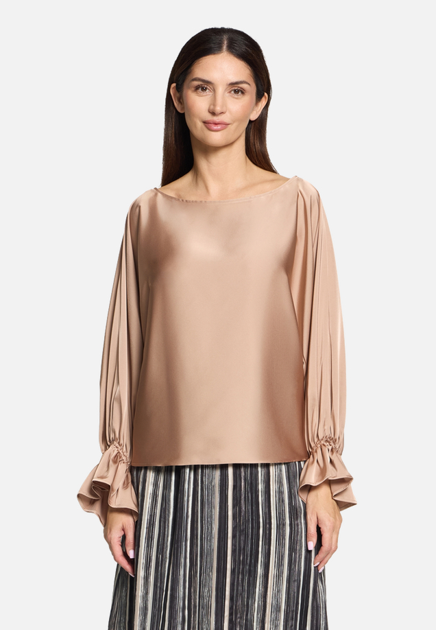 Satin-Bluse mit U-Boot-Ausschnitt / Modellfoto Vorderseite