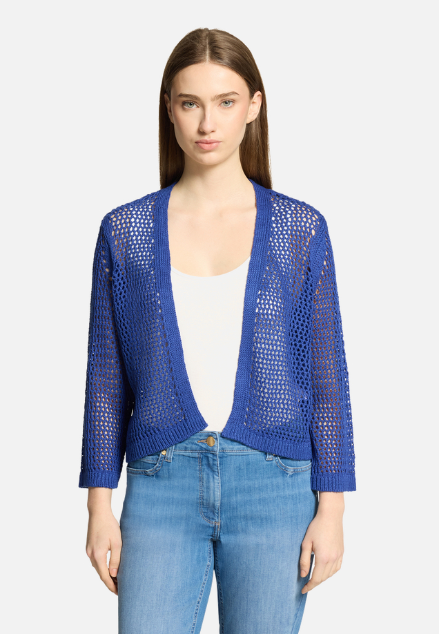 Grobstrickjacke mit Lochmuster / Modellfoto Vorderseite