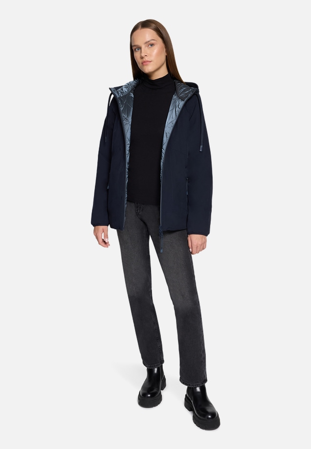 Wendejacke mit Kapuze / Modellfoto Vorderseite (Outfit)