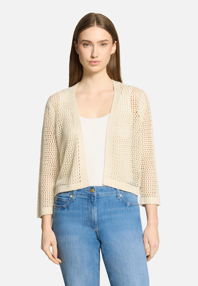 Grobstrickjacke mit Lochmuster / Modellfoto Vorderseite