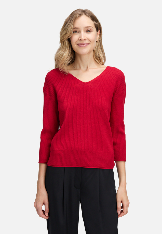 Feinstrickpullover mit V-Ausschnitt / Modellfoto Vorderseite
