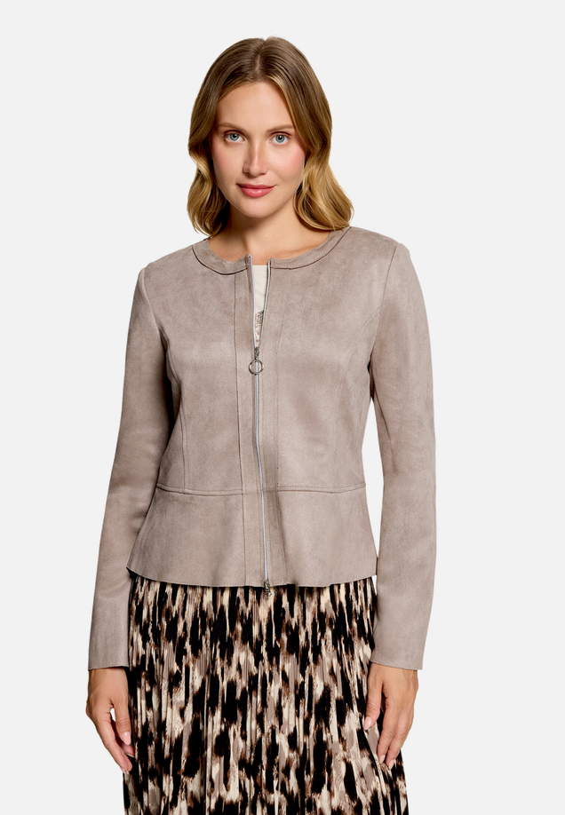 Taillierter  Blazer mit Reißverschluss  / Modellfoto Vorderseite