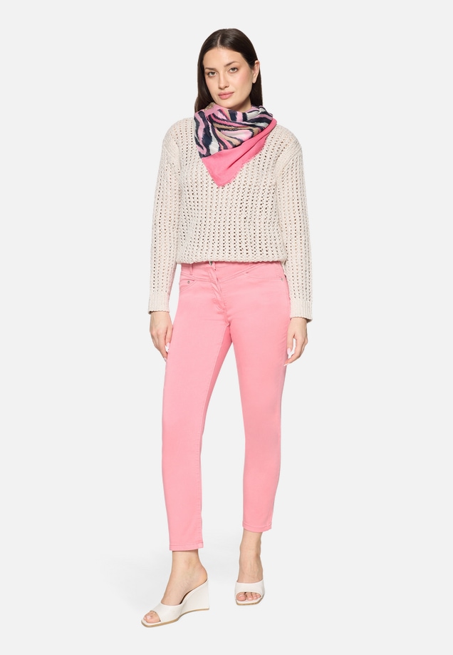 Basic-Schal mit Aufdruck / Modellfoto Vorderseite (Outfit)