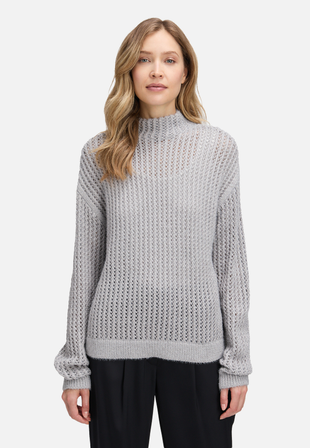 Strickpullover mit hohem Kragen / Modellfoto Vorderseite