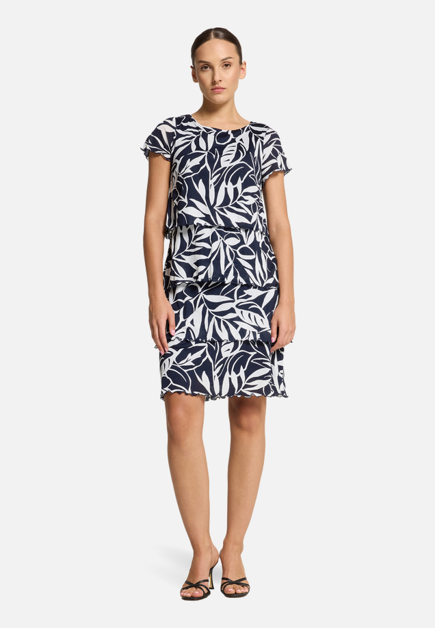 Stufenkleid mit U-Boot-Ausschnitt / Modellfoto Vorderseite (Outfit)