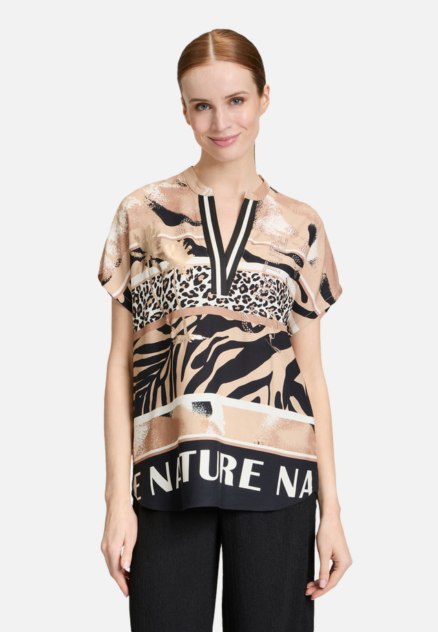 Longbluse mit Stehkragen / Modellfoto Vorderseite