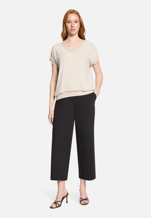 Blusenshirt mit Stickerei / Modellfoto Vorderseite (Outfit)
