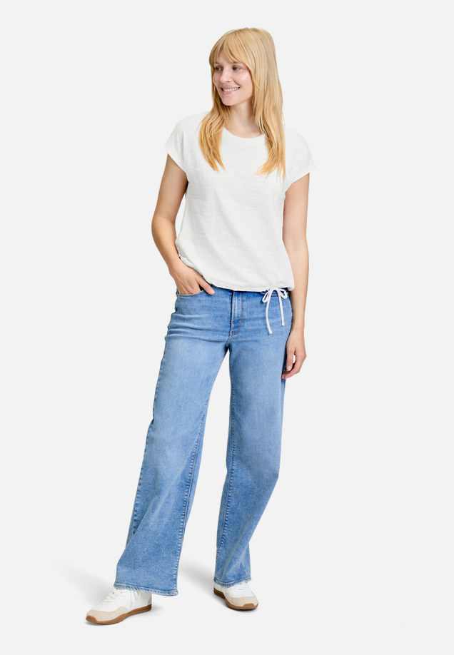 Strukturshirt mit Tunnelzug / Modellfoto Vorderseite (Outfit)