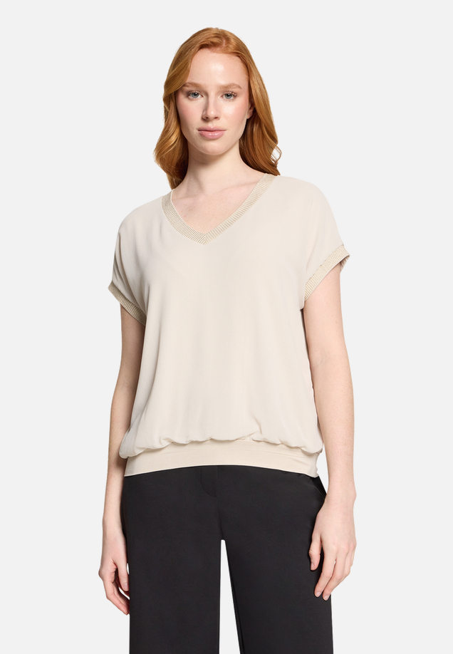 Blusenshirt mit Stickerei / Modellfoto Vorderseite