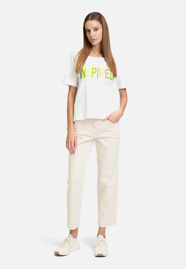 Basic Shirt mit Aufdruck / Modellfoto Vorderseite (Outfit)