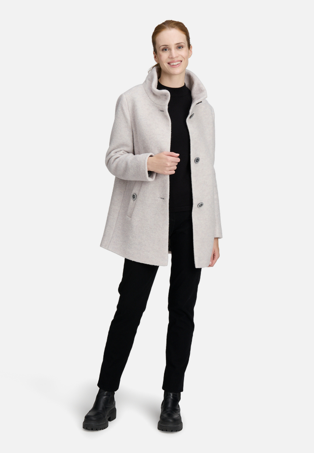 Wollmantel mit hohem Kragen / Modellfoto Vorderseite (Outfit)