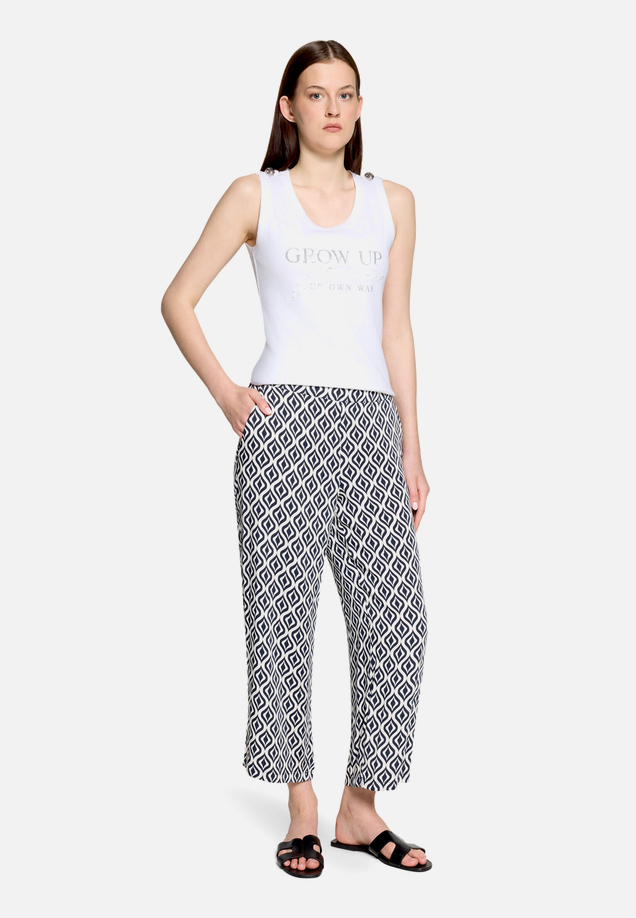 Marlene-Hose mit elastischem Bund / Modellfoto Vorderseite (Outfit)