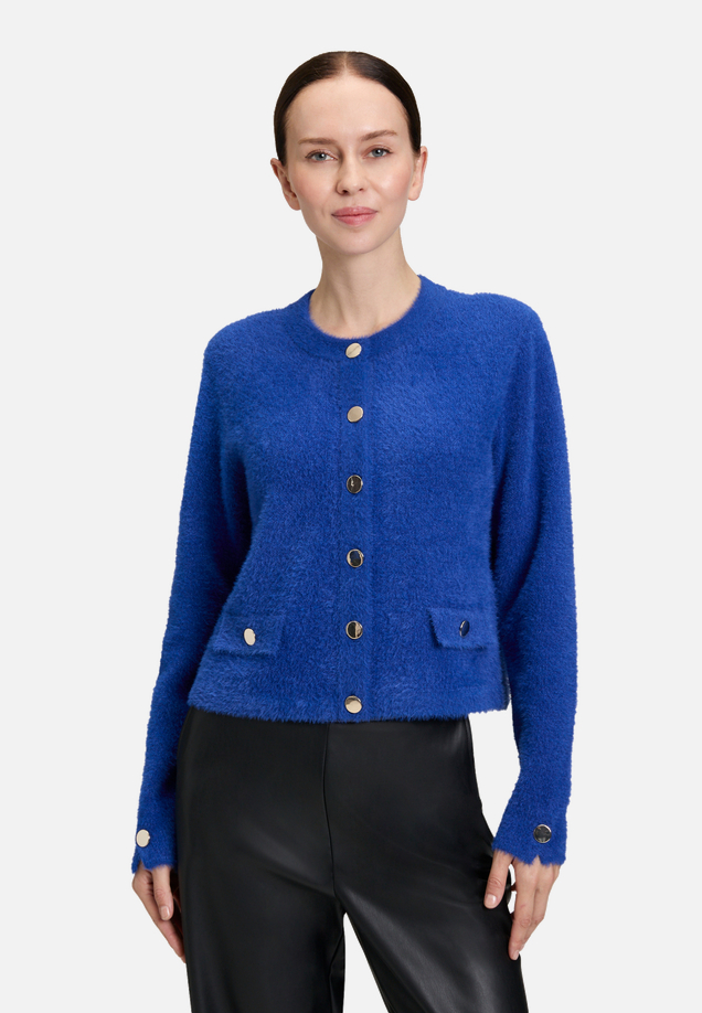 Casual-Strickjacke mit Knopfleiste / Modellfoto Vorderseite