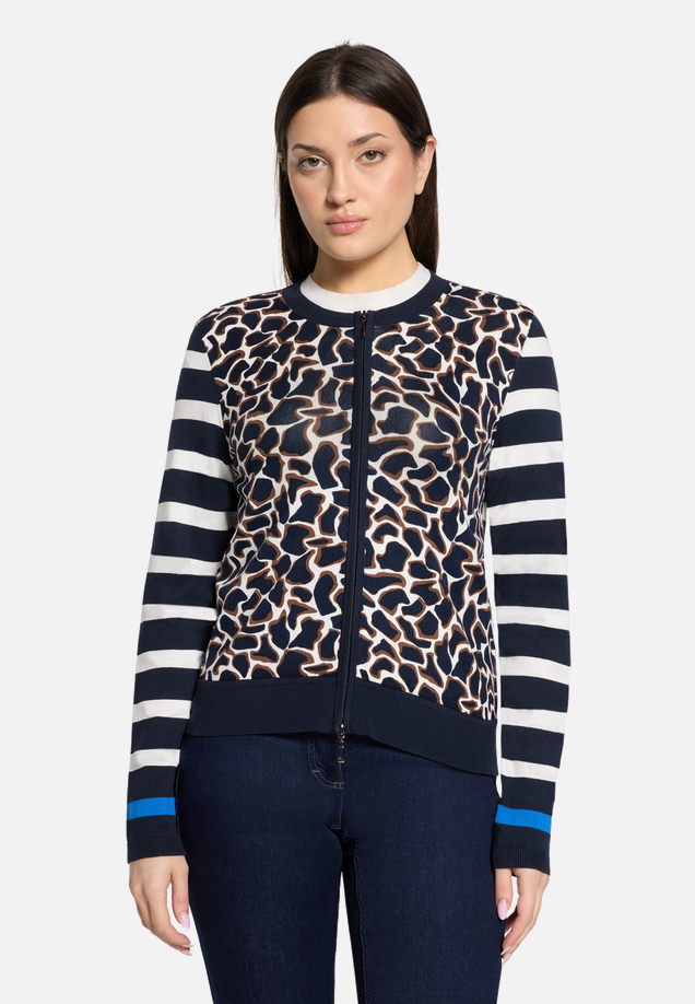 Strick-Cardigan mit Aufdruck / Modellfoto Vorderseite