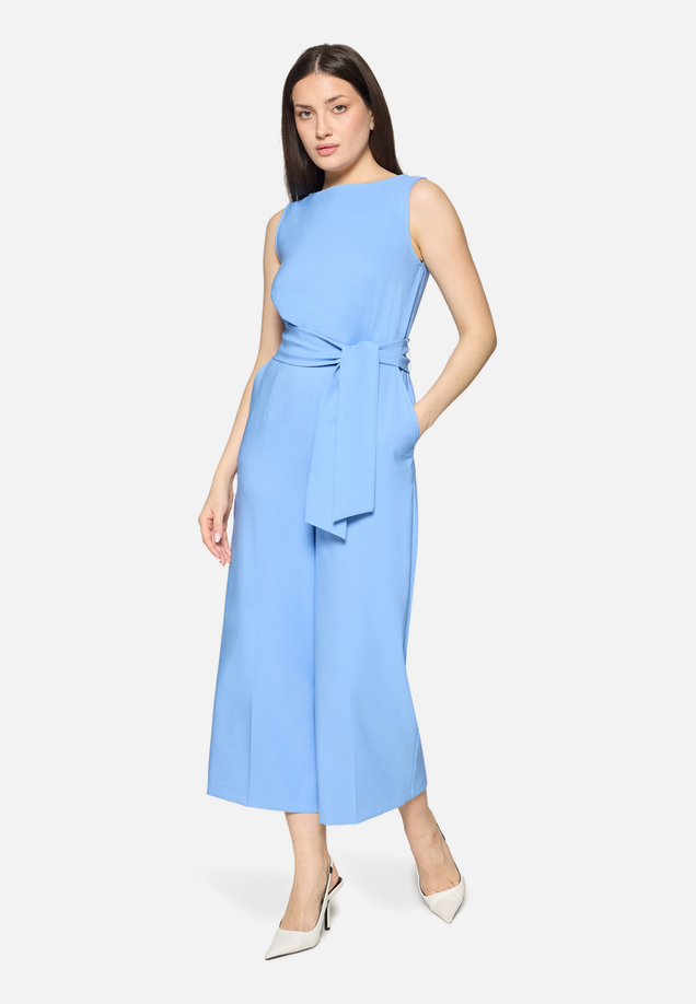 Eleganter Jumpsuit mit Eingrifftaschen / Modellfoto Vorderseite (Outfit)