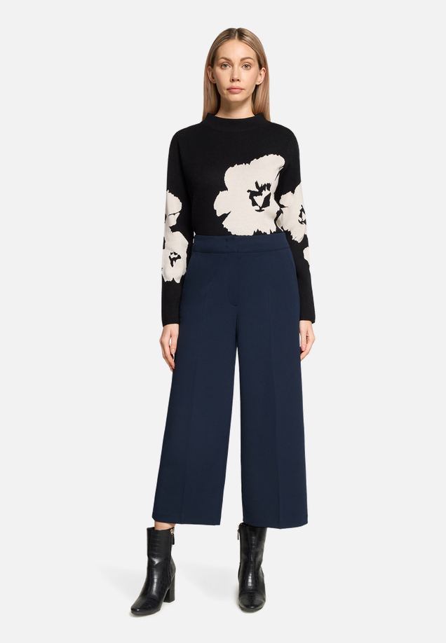 Culotte  mit Bügelfalte und elastischem Bund / Modellfoto Vorderseite