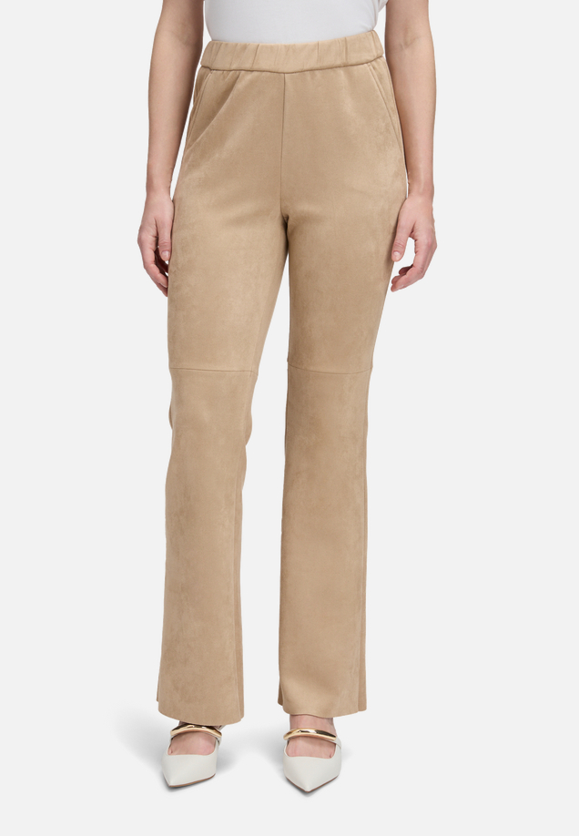 Kunstlederhose Flared aus Velour / Modellfoto Vorderseite