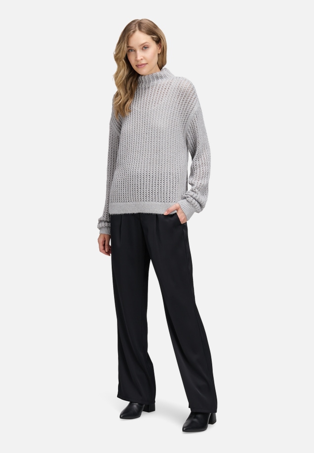 Strickpullover mit hohem Kragen / Modellfoto Vorderseite (Outfit)