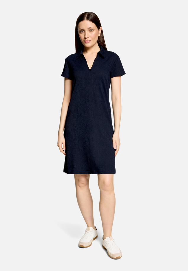 Sommerkleid  mit V-Ausschnitt  / Modellfoto Vorderseite